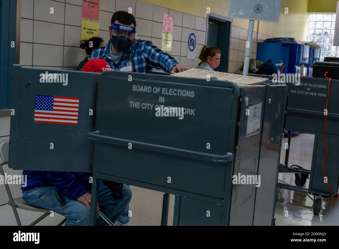 NEW YORK, NY – le 03 NOVEMBRE 2020 : volontaire aide un électeur à voter pour l'élection présidentielle américaine de 2020 dans un bureau de vote à Manhattan. Banque D'Images