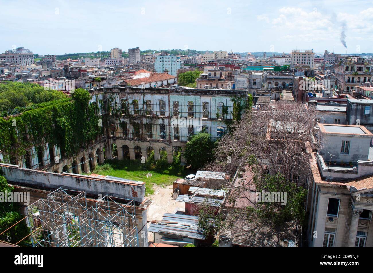Vue panoramique sur une vieille ville abandonnée de cuba avec des arbres morts Banque D'Images