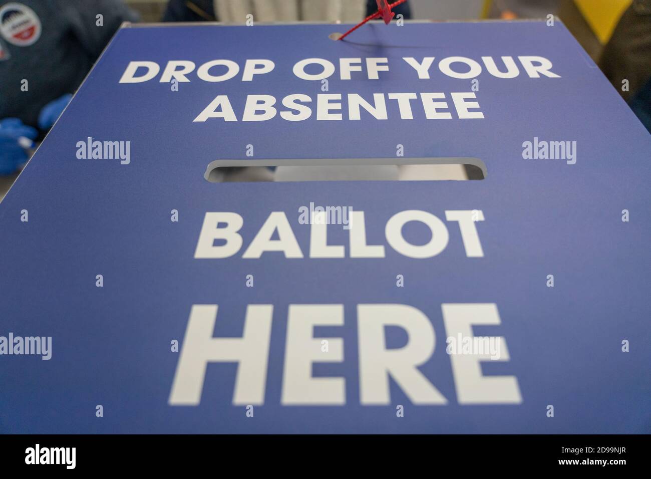 NEW YORK, NY – 03 NOVEMBRE 2020 : boîte de dépôt des bulletins de vote des absents vue lors de l'élection présidentielle américaine de 2020 sur un site de vote à Manhattan. Banque D'Images