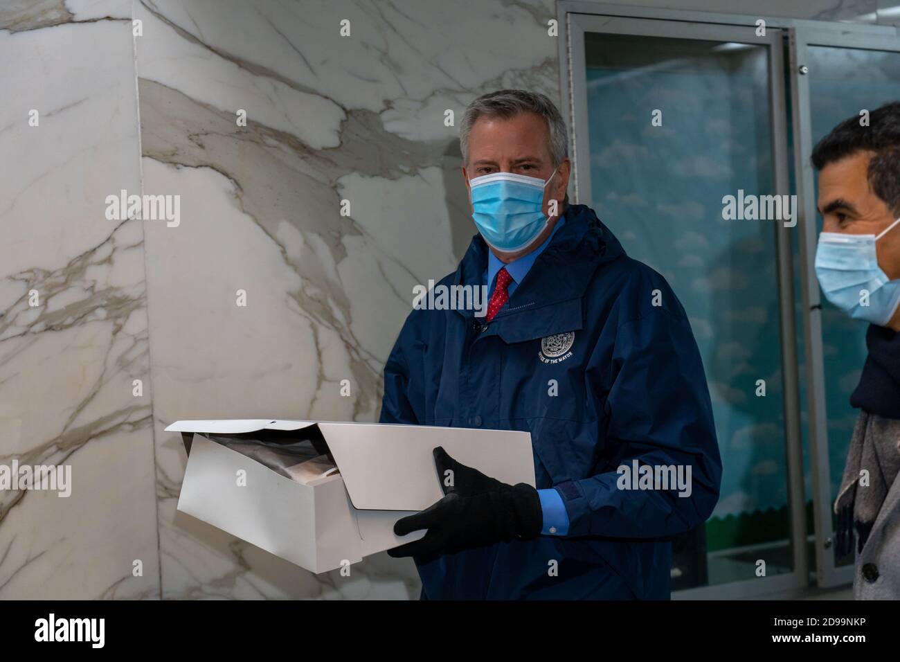 NEW YORK, NY - 3 NOVEMBRE 2020 : le maire de New York Bill de Blasio visite un site de vote à Manhattan lors des élections présidentielles américaines de 2020. Banque D'Images