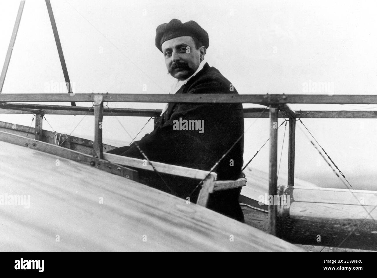 1909 c : l'aviateur français pionier Louis Blériot ( Cambrai 1872 - Paris 1936 ) , avec l'avion BXI a été le premier travolteur de la Manche ( Canale della Manica ) - AEREOPLANO - AVIATORE - AVIAZIONE - avion - aviation - force aérienne - avière - aviateur - bachigi - moustache - chapeau - cappello - pioniere - trasvolatore - record --- Archivio GBB Banque D'Images