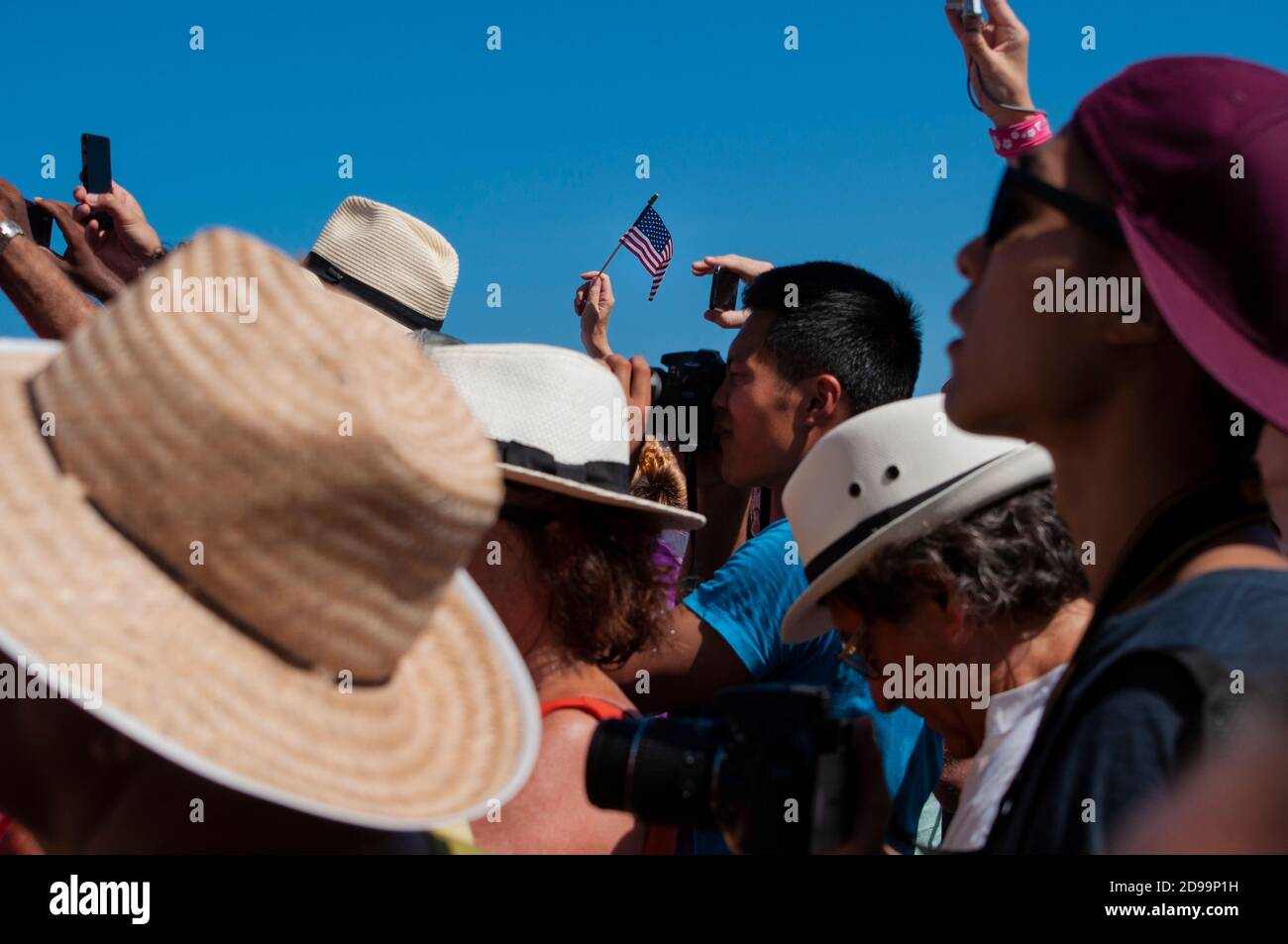 LA HAVANE, CUBA - 08/14/2015. Manifestation portant le drapeau américain à l'extérieur de l'ambassade des États-Unis à Cuba pour soutenir les États-Unis Banque D'Images