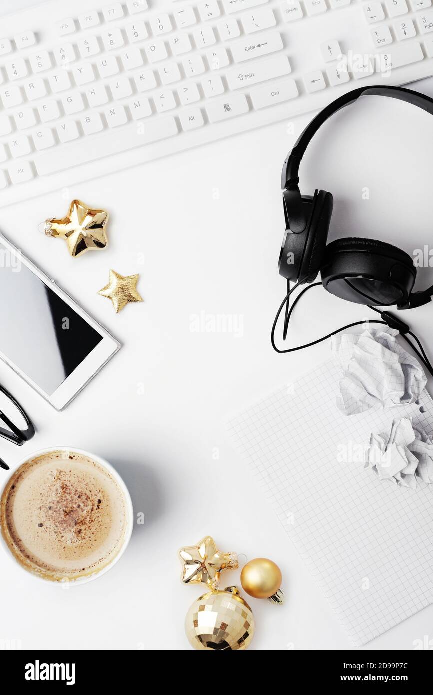 espace de noël avec clavier pour ordinateur portable, écouteurs, café et décorations de noël blanches Banque D'Images