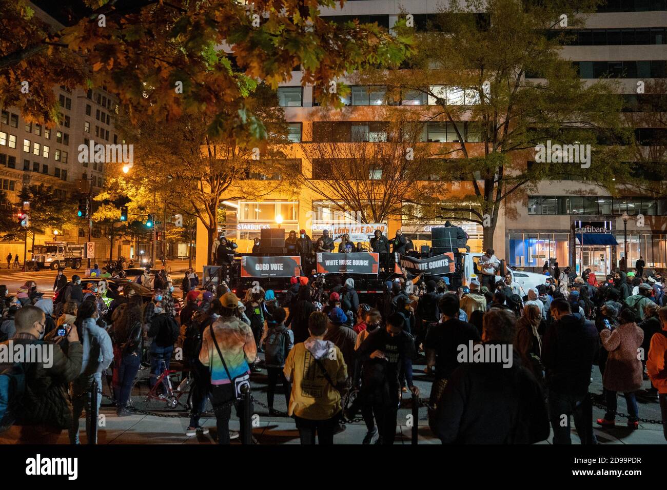 Les manifestants se rassemblent autour d'un camion de groupe de vote GoGo près de Black Lives Matter Plaza à deux pâtés de maisons de la Maison Blanche le soir des élections à Washington, DC, le mardi 3 novembre 2020. Photo de Ken Cedeno/UPI crédit: UPI/Alay Live News Banque D'Images