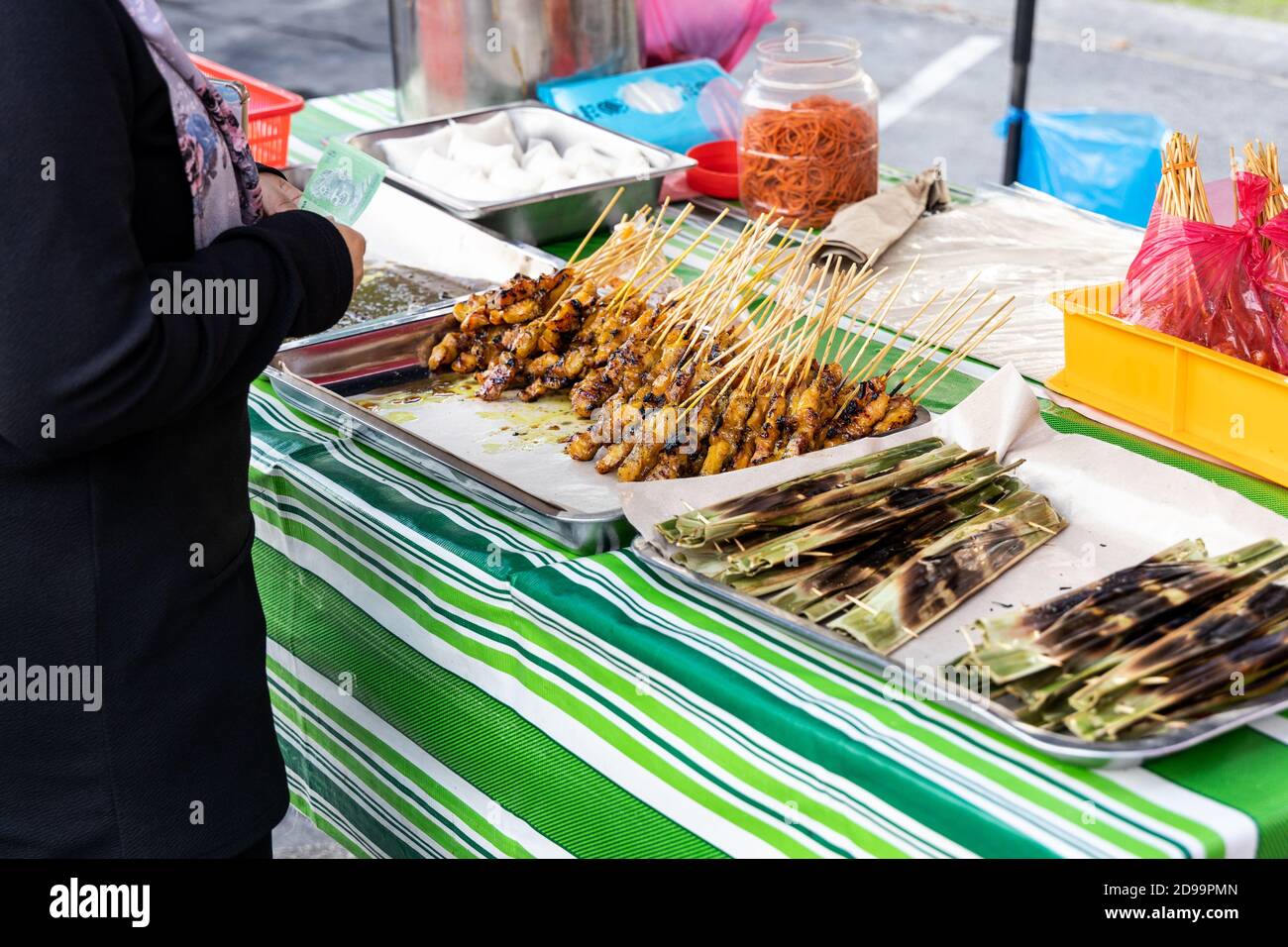 Rue stalle bazar vendant satay et otak-otak pour iftar Banque D'Images