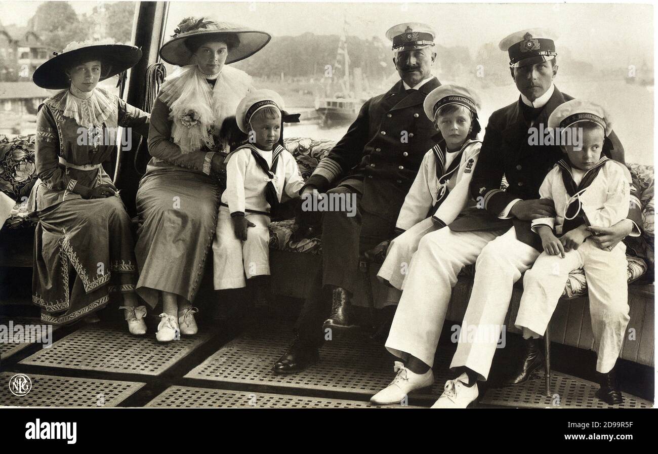 1912 , Kiel , ALLEMAGNE : le Kaiser WILHELM II ( Guglielmo II ) HOHENZOLLERN , roi de Prusse , empereur d'Allemagne ( 1859 - 1941 ) , petit-fils de la reine Victoria d'Angleterre . Avec lui sur la photo : Le fils colonel Kronprinz ADALBERT ( 1884 - 1948 ), CECILE de Mecklembourg Schwerin ( 1887 - 1954 ), neveu de Tzar Alexandre II de Russie et épouse de Kronprinz WILHELM FRIEDERICH ( 1882 - 1951) fils de Kaiser , avec les petits fils : GUILLAUME ( 1906 - 1940 , marié en 1933 avec Dorothea Von Salviati ), LOUIS FERDINAND ( 1907 - 1994 , marié en 1938 avec Kira Granduchess de Russie ) et HUBE Banque D'Images