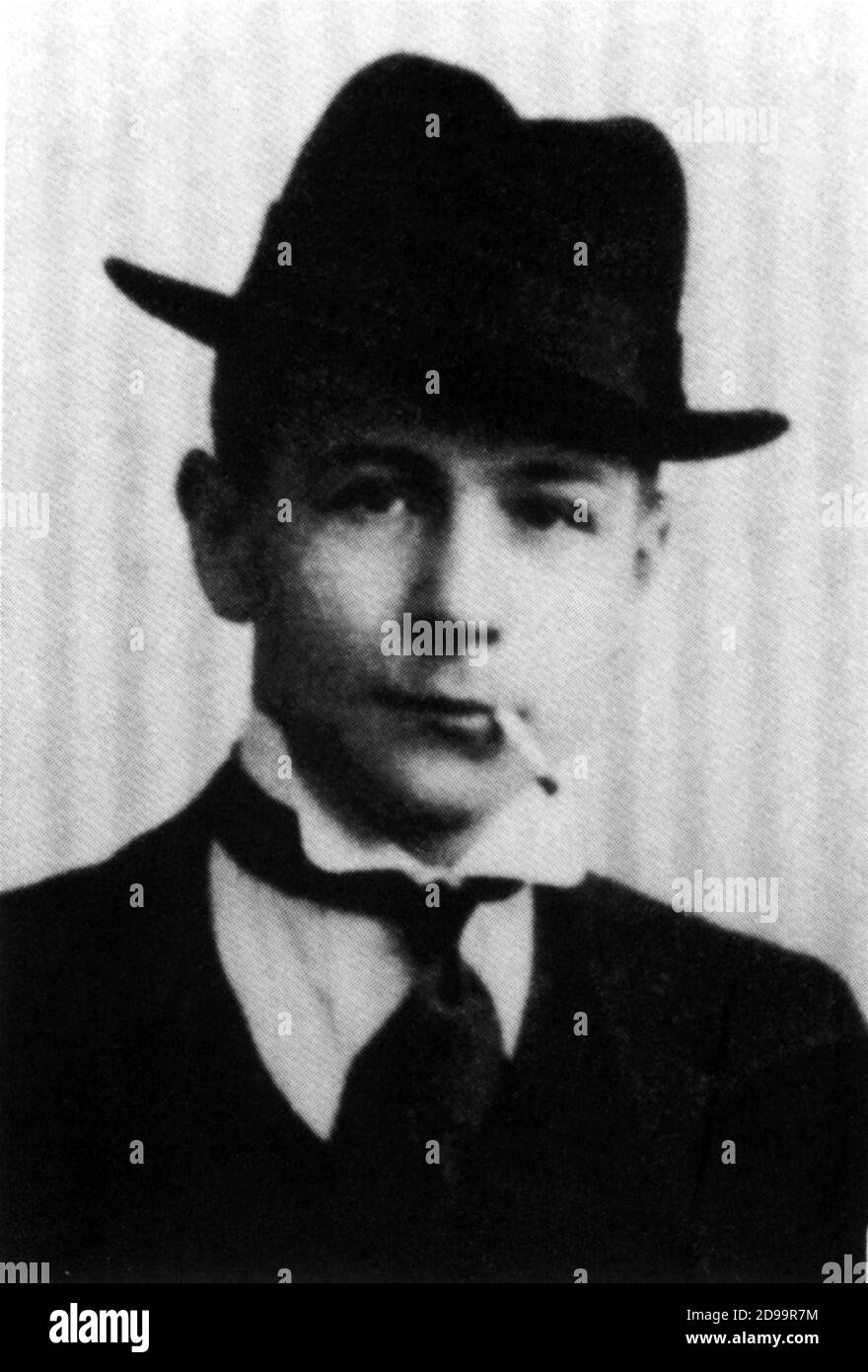 1921 , BELGIQUE : le futur écrivain GEORGES SIMENON ( 1903 - 1989 ) A 18 ans quand était un jeune reporter pour la ' Gazette de Liége ' comme ' George SIM' pseudonyme - SCRITTORE - GIORNALISTA - LETTERATURA - letterato - chapeau - collier - cappello - colletto - cravate - cravatta - giallo - gialli - poliziesco - poliziesca - Histoire détective - cigarette - sigaretta - fumo - fumée - personnalité fumage - personalità che fumano --- Archivio GBB Banque D'Images