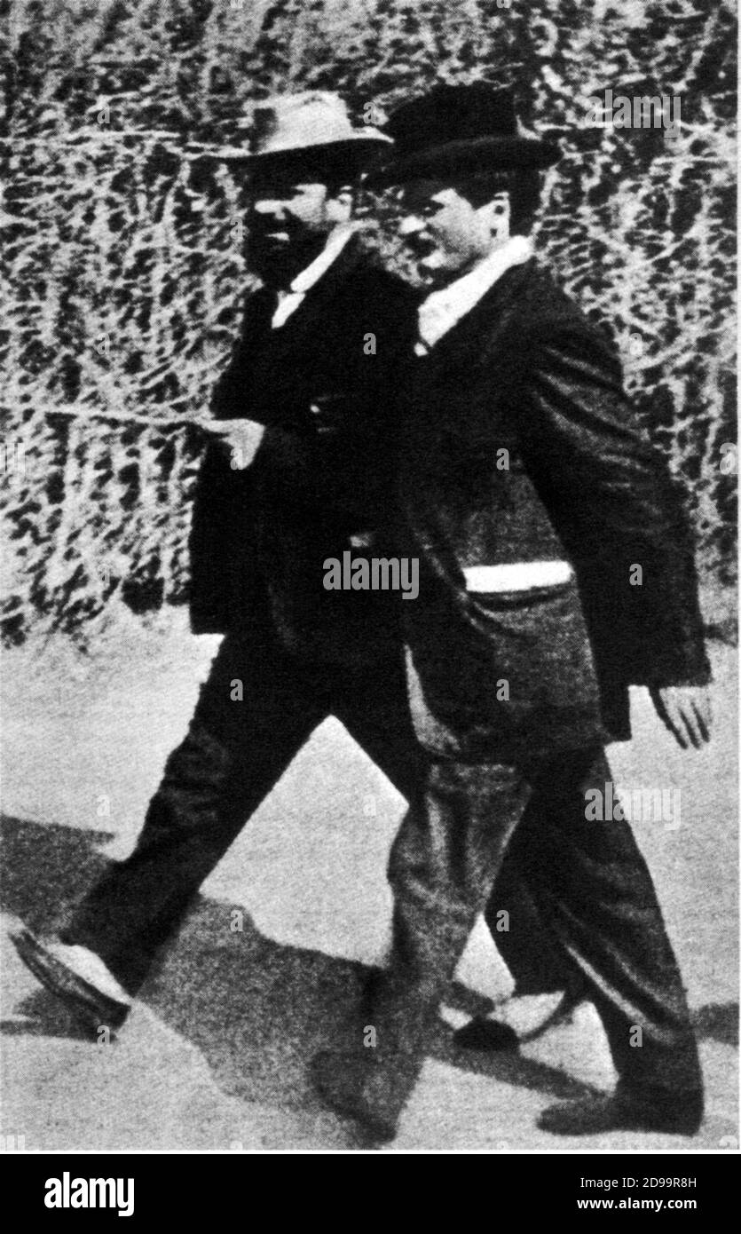 1906 : le socialiste italien FILIPPO TURATI ( Canzo , Como 1857 - Paris , France 1932 ) avec l'économiste et homme politique ARTURO LABRIOLA ( Napoli 1873 - 1959 ) - SOCIALISMO - SOCIALISTA - PSI - POLICO - POLITICA - ECONOTA - Hat - cappello --- Archivio MISGBB Banque D'Images