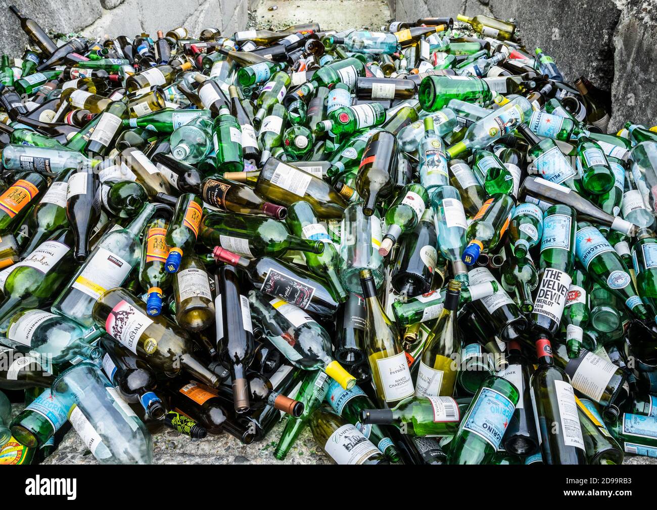 Bouteilles en verre dans un centre de recyclage. Banque D'Images