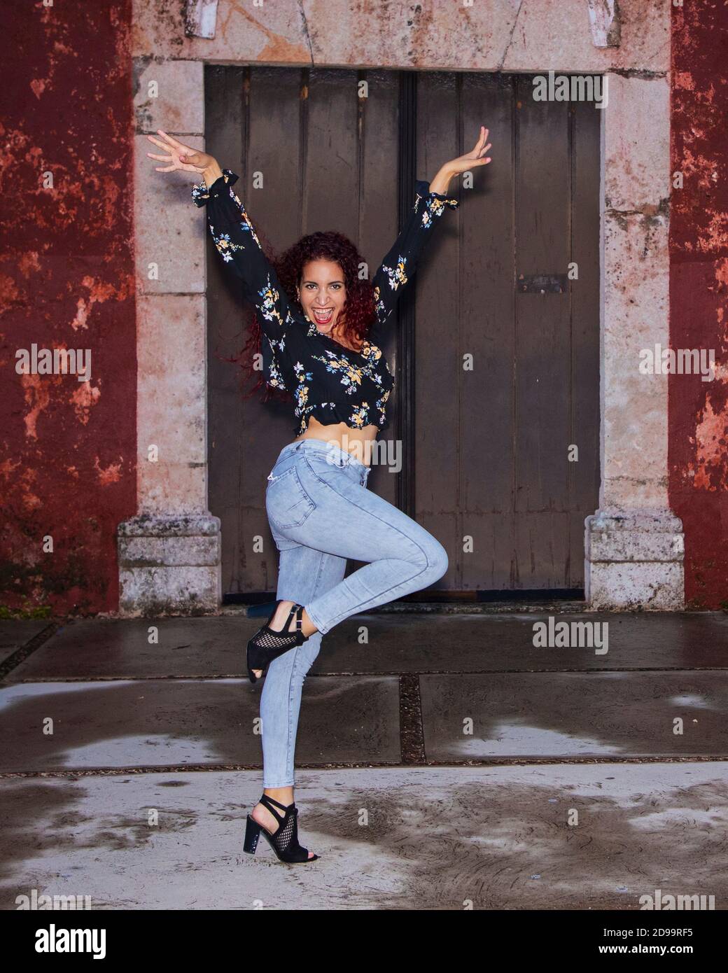 Ballerine dansant dans un parc à l'extérieur d'une vieille église Banque D'Images