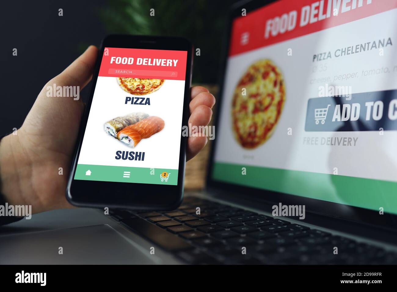 Application de commande et de livraison de nourriture en ligne sur les écrans d'ordinateur portable et de téléphone, homme au travail, bureau d'affaires. Service de livraison des commandes de plats à emporter Banque D'Images