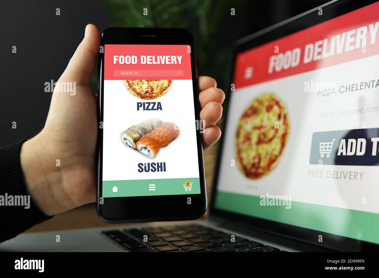 Application de commande et de livraison de nourriture en ligne sur les écrans d'ordinateur portable et de téléphone, homme au travail, bureau d'affaires. Service de livraison des commandes de plats à emporter Banque D'Images