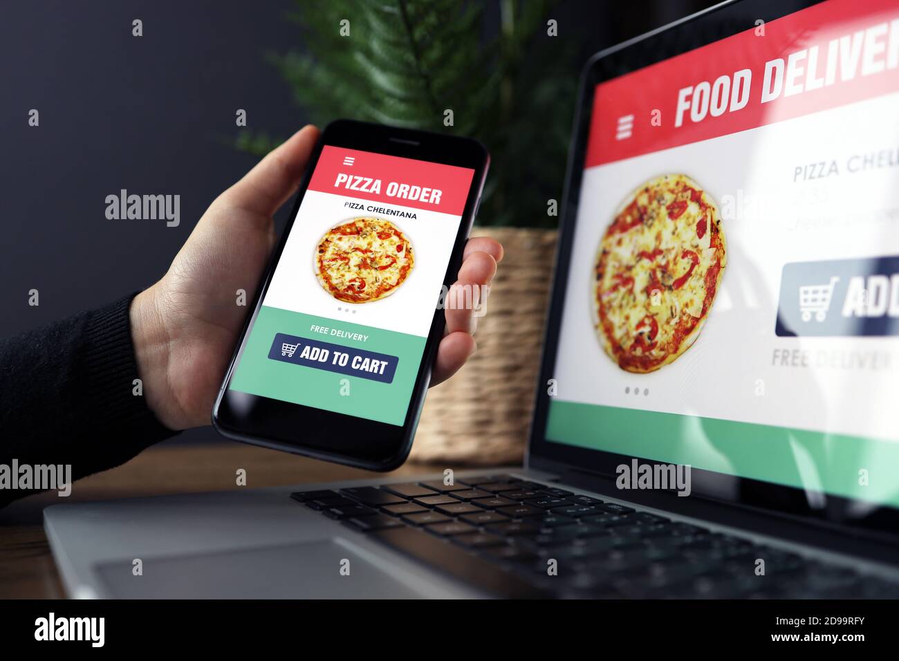 Application de commande et de livraison de nourriture en ligne sur les écrans d'ordinateur portable et de téléphone, homme au travail, bureau d'affaires. Service de livraison des commandes de plats à emporter Banque D'Images