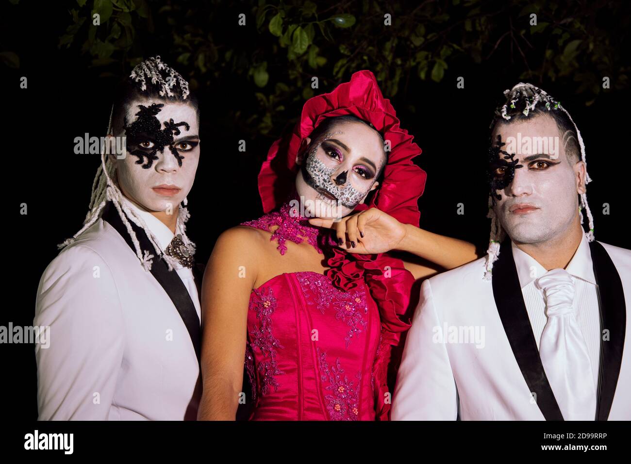Une catrina et deux catrin dans une forêt sombre à nuit Banque D'Images