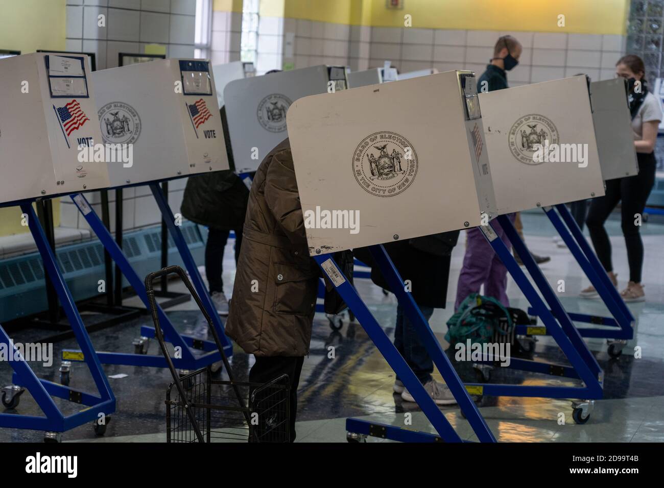 Les électeurs ont voté pour l'élection présidentielle américaine de 2020 dans un bureau de vote de la ville de New York. Banque D'Images