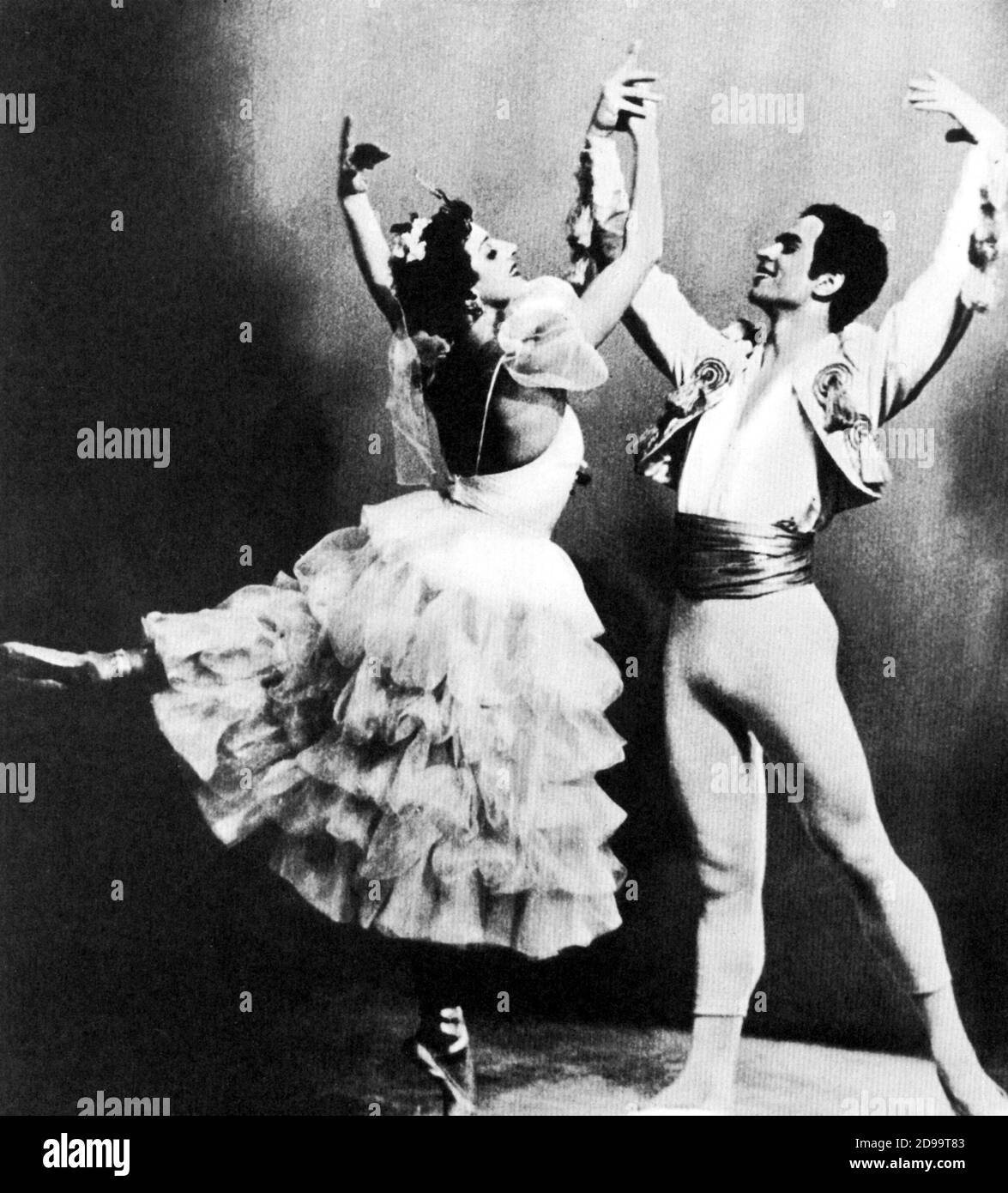 1958 c , RUSSIE : le jeune danseur de ballet RUDOLF NUREYEV ( 1938 - 1993 ) au théâtre kirov de Leningrad , Russie , Avec Natalia Dudinskaya à LAURENCIA - BALLERINO - COREOGRAFO - coreographe - BALLETTO - DANZA - danse - classique - Musica classica - tutù - calzamaglia - thights - GAY - homosexualité - homosexuel - omosessuale - omosessualità - LGBT - Dead for AIDS - NEUREV - NURRAEV - NAREV ---- Archivio GBB Banque D'Images
