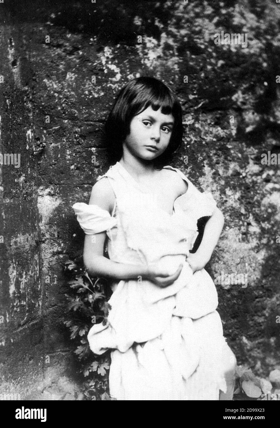 1858 , GRANDE-BRETAGNE : Alice Liddell Like 'The beggar-maid ' ( le modèle de la petite Muse pour ALICE AU PAYS DES MERVEILLES - 1865 ), photographiée par le photographe, mathématicien et écrivain LEWIS CARROLL ( né Charles Lutwidge Dodgson , 1832 - 1898 ) - LETTERATURA - LITTÉRATURE - SCRITTORE - Bambina - portrait - ritratto - mendicante - enfant - personalità da giovani bambini - personnalité enfant - chapeau - cappello --- Archivio GBB Banque D'Images