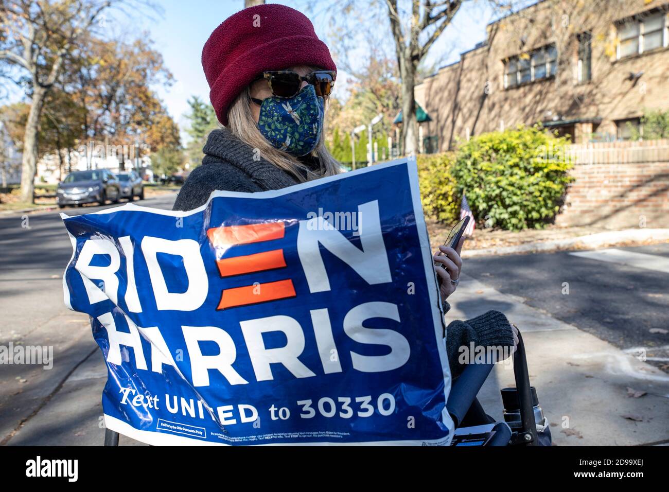 Démocrate et activiste portant un masque facial tente de sensibiliser les gens se dirigeant vers les urnes.les bureaux de vote aux États-Unis ouvrent aux électeurs de voter pour l'élection présidentielle de 2020. Banque D'Images