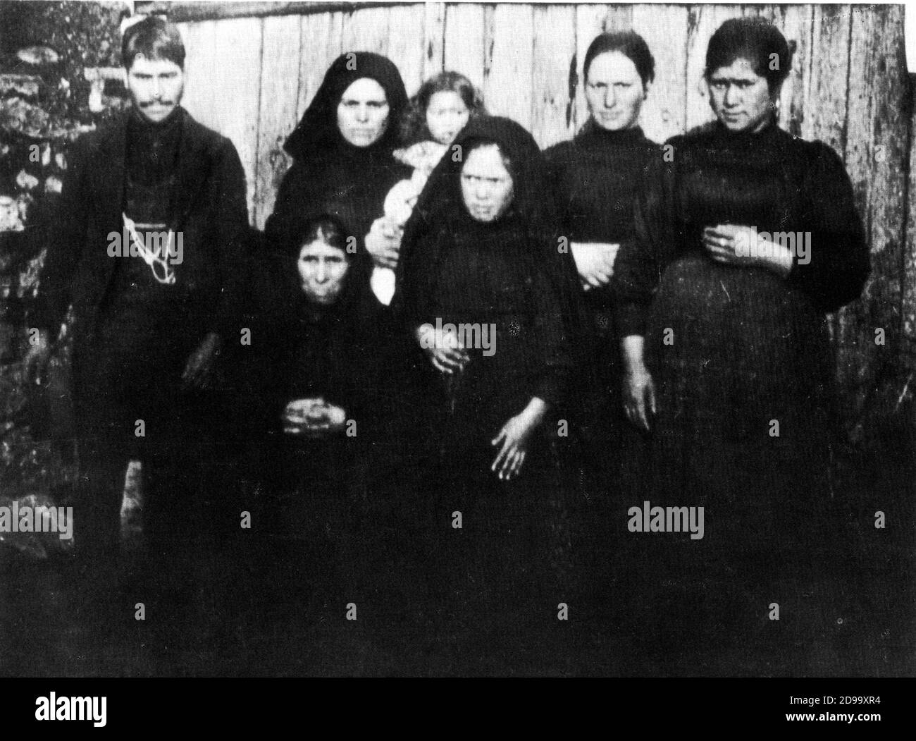 1917 , FATIMA , Portugal : LUCIA DOS SANTOS ( 1907 - 2005 ), avec sa mère Maria rosa dos Santos et sa famille , Juste après la mort de son père Antonio et de la dernière apparition de la Vierge Marie le jour 13 octobre 1917 - MIRACOLO DI FATIMA - PORTOGALLO - RELIGIONE - PRODIGI - miracoli - mistero - sovrannaturale - apparaizione mariana - apparaizioni mariane - MADONNA - Nostra Signora - notre Dame - Vierge Marie - MIRACLE - miracles - MISTERO - MISTERY - RELIGION - SANTO - SANTI - Saint - Saints - VISIONE - VISIONI - VISION - VISIONS - APPARITION - apparitions - contadino - contadini - fermier - fermier Banque D'Images