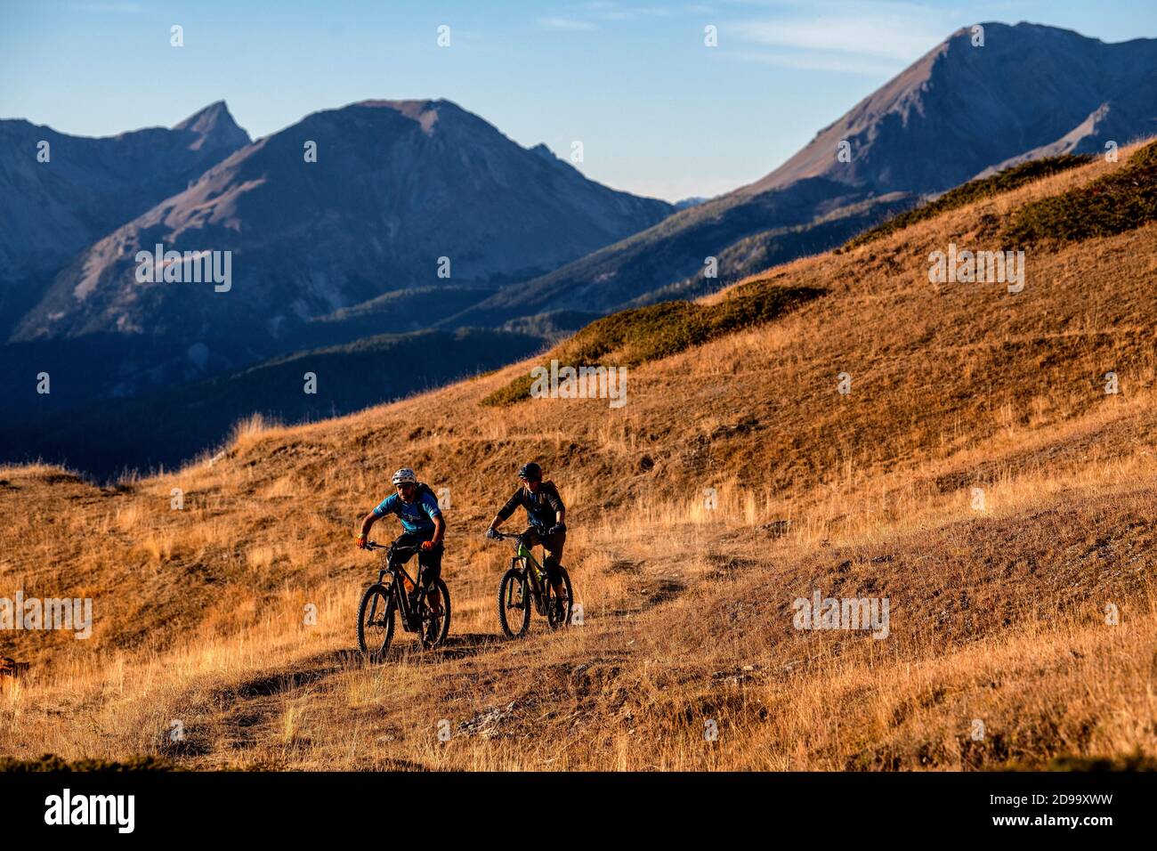 Deux hommes font du vélo au coucher du soleil dans le parc naturel régional Queyras, dans les Hautes-Alpes. VTT, Alpes Banque D'Images