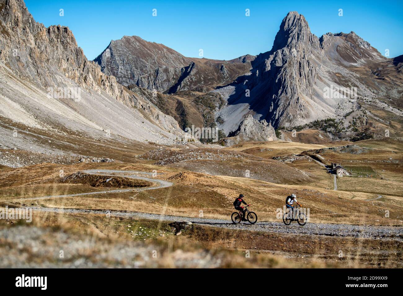 En automne, deux hommes se trouvent à vélo devant le refuge de Gardetta, à la frontière française de l'Italie, dans la vallée de Maira, dans les Alpes cottiennes. Banque D'Images