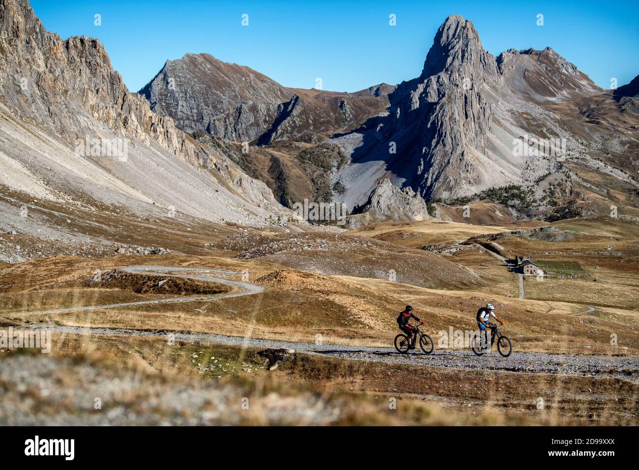 En automne, deux hommes se trouvent à vélo devant le refuge de Gardetta, à la frontière française de l'Italie, dans la vallée de Maira, dans les Alpes cottiennes. Banque D'Images