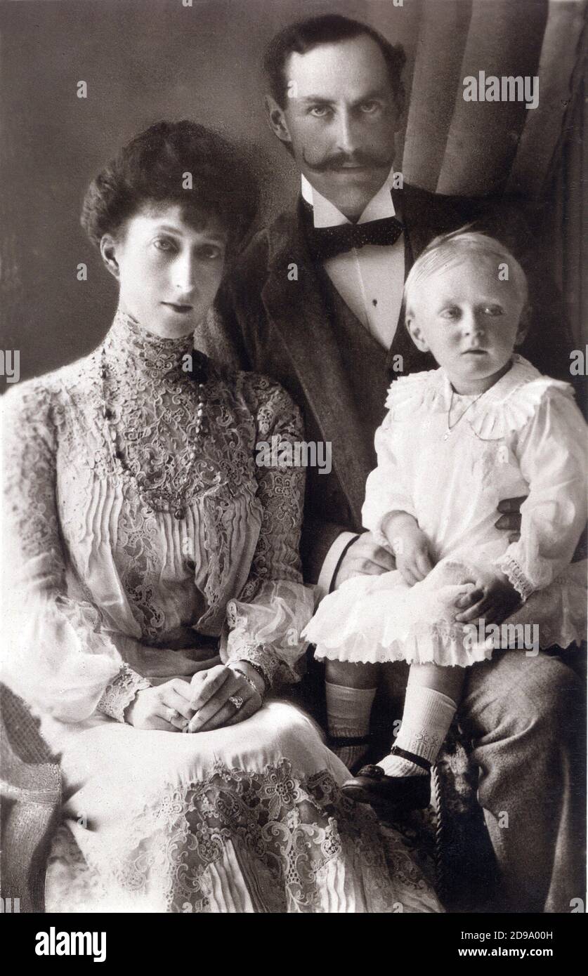 Le roi de Norvège HAAKON VII Haraldsen prince du Danemark ( 1872 - 1957 ) de 1905 à 1957 . Dans cette photo avec son fils OLAV ( futur roi de Norvège Olav V , 1903 - 1991 ) et son épouse la reine MAUD CHARLOTTE ( le plus jeune roi d'Angleterre EDWARD VII ). - REALI - Nobiltà danese e norvegese - ROYALTIES - noblesse - personnalité enfant - persalità da bambini piccoli - Danimarca - NORVEGÉIA - foto storiche - photographie historique - pizzo - dentelle - bachigi - moustache - colletto - collier - cravatta papillon - cravate - collana - collier ---- Archivio GBB Banque D'Images