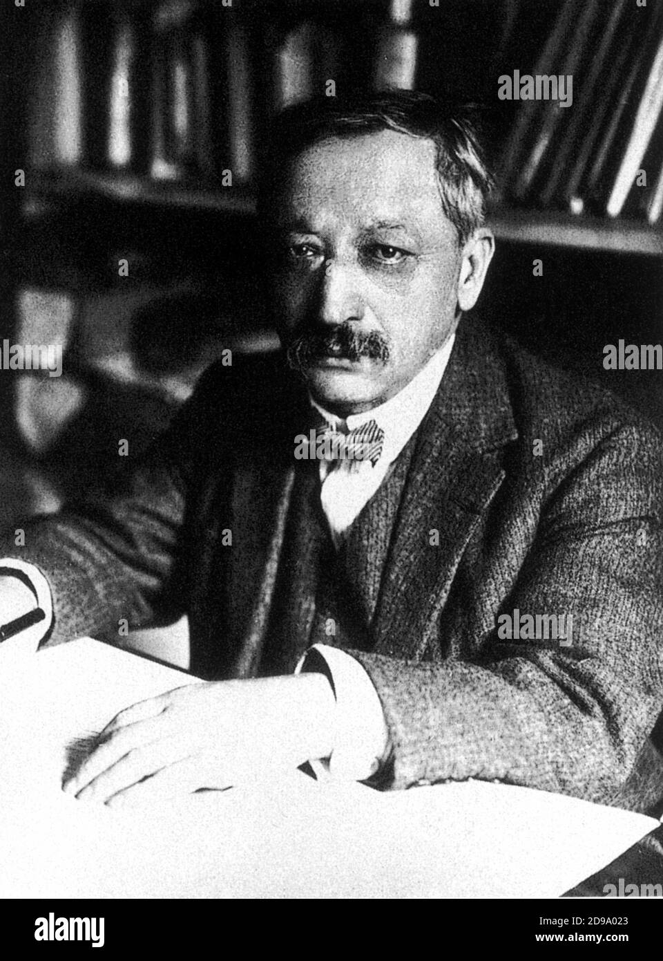 Le poète français GUSTAVE KAHN ( 1859 - 1936 ) , inventeur autostylisé du verset libre - POETA - POÉSIE - POÉSIE - letteratura - littérature - letterato - portrait - ritratto - bachigi - moustache - papillo - cravatta - cravate - surrealismo - surrealisme --- Archivio GBB Banque D'Images