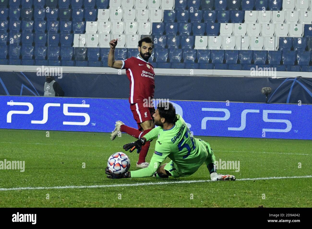 Mohamed Salah Ghaly (FC Liverpool)Marco Sportiello (Atalanta) lors du match de l'UEFA Champions League entre Atalanta 0-5 Liverpool au Gewiss Stadium le 3 novembre 2020 à Bergame, en Italie. Credit: Maurizio Borsari/AFLO/Alay Live News Banque D'Images