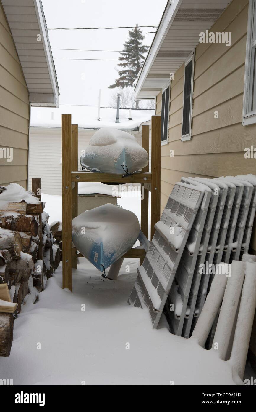 Maisons enneigées à Prudenville près du magnifique lac Michigan en hiver Banque D'Images