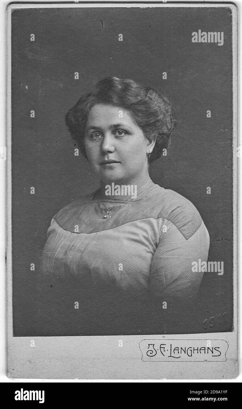 La carte vintage montre le portrait d'une femme mûre. Coiffure et mode édouardiens. La photo a été prise dans un studio photographique. La photo a été prise dans Banque D'Images