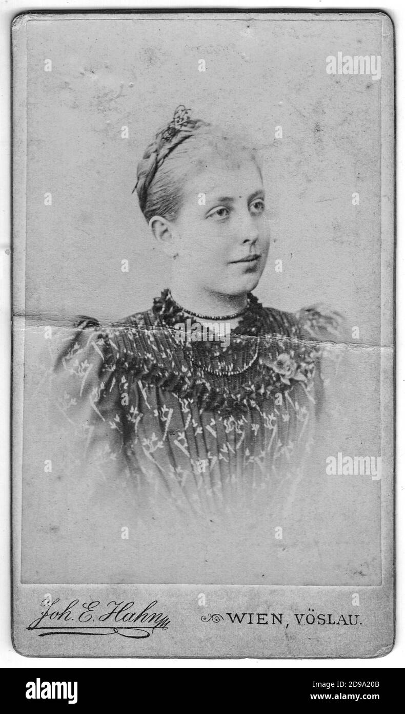 La carte vintage montre le portrait d'une femme mûre. Mode édouardien. La photo a été prise dans un studio de photo. La photo a été prise dans l'empire austro-hongrois Banque D'Images