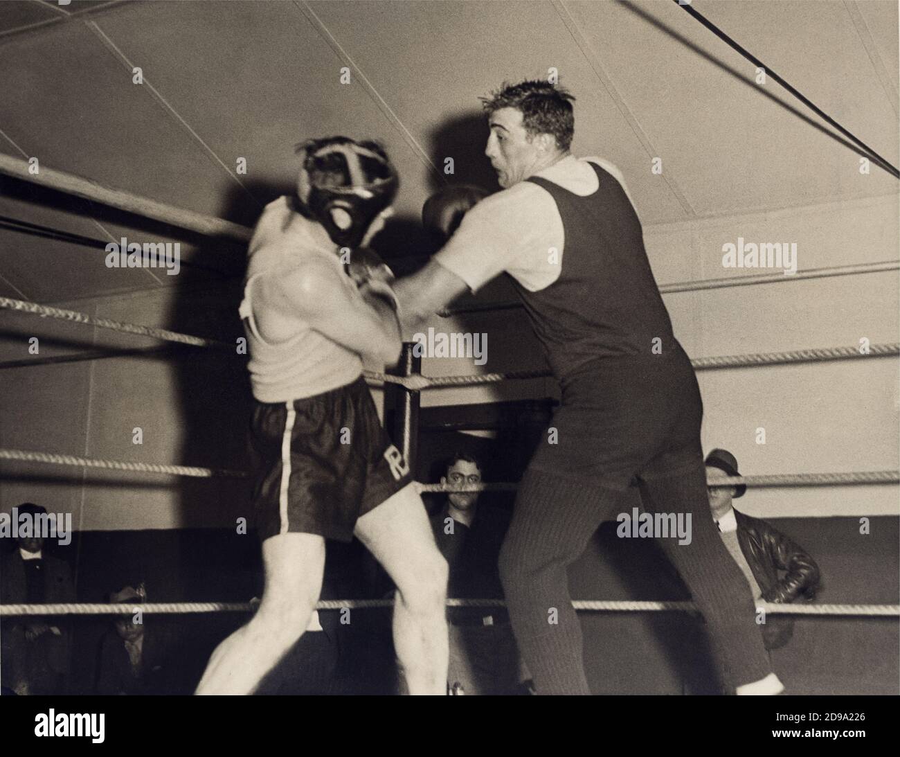1933 , Etats-Unis : le boxeur italien PRIMO CARNERA ( 1906 - 1967 ),  champion du monde de boxe Heavyweight . À l'époque qui va combattre ERNIE  SCHAAF de Boston à Madison