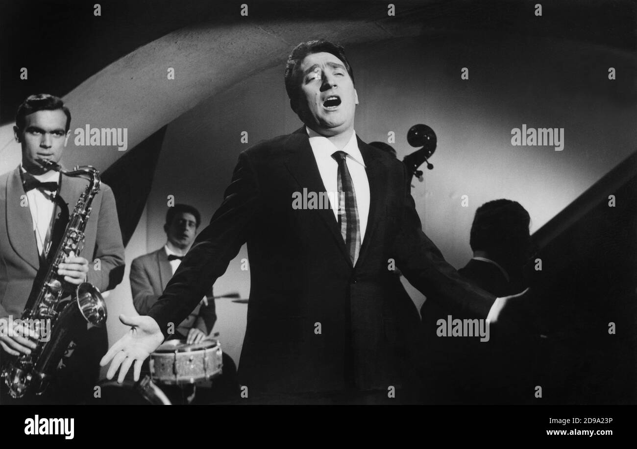 1961 , ITALIE : le chanteur populaire italien TONY DALLARA ( né Antonio Lardera ) Dans le film ' IO bacio... tu bacii ' par Piero Vivarelli - FILM - CINÉMA - portrait - ritratto - URLATORI - urlatore - rock'n roll ssofono - saxophone - NIGHT CLUB - MUSIQUE - MUSICA LEGERA © Archivio GBB / Banque D'Images
