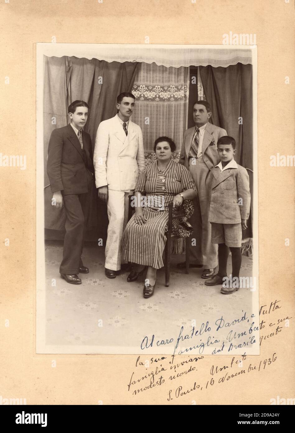 1936, San Paulo, BRÉSIL : une famille d'émigrants italiens , de religion JUIVE , Envoyer à des parents italiens un groupe de photos avec dévouement - BRASILE - EBREI - EBREO - EBRAICO - EBRAISMO - ÉMIGRANTS - EMIGRAZIONE - EMIGRANTE - EMIGLANTI ITALIANI - ITALIA - FOTO STORICHE - HISTOIRE - portrait - ritrato - IMMIGRANTS - Immigranti - FAMILLE - FAMBIGLIA - FAMBIGAMBINI - FAMBIGLIA bambino - INFANTILES - ENFANTS - MODE - MODA - ANNI TRENTA - 30 - '30 - cravate - Cravatta - colletto - col - anello - anelli - anneaux - figli - fils - frères - fratelli - fratello - matriarca - matriarcato - Banque D'Images