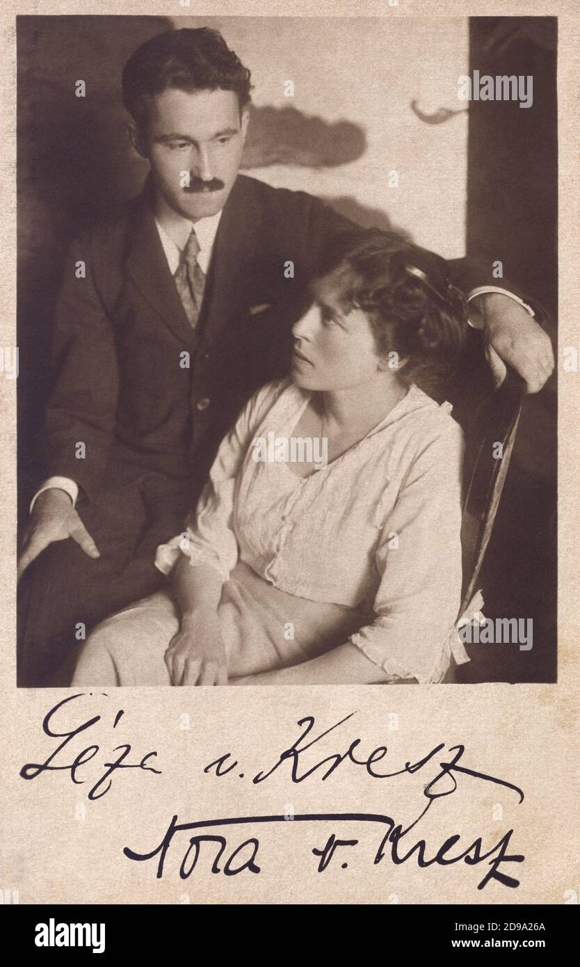 1920 : le violoniste hongrois, chef d'orchestre et professeur DE musique GEZA Von KRESZ ( Budapest 1882 - Toronto 1959 ) avec la pianiste et femme NORAH DREWETT ( Sutton , GB 1882 - Budapest 1960 ). Geza Kresz a été naturalisé au Canada en 1930 ( dans ce pays à partir de 1923 ). Le couple a 2 filles musiciens : Maria ' Puci '( 1919 - 1989 ) et Ilonka ( 1921 - 1940). Photo de Marta Wolff - de Kresz - PIANISTA - piano - pianoforte - CLASSICA - CLASSIQUE - PORTRAIT - RITRATTO - MUSICISTA - MUSICA - VIOLINISTA - VIOLINO - DIRETTORE d' ORCHESTRA - marito e moglie - Coppia - couple - bachigi - moustache - c Banque D'Images