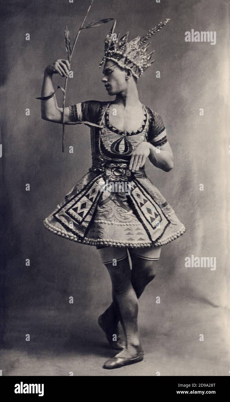 1912 , 13 mai , Paris , France : danseuse et chorégraphe russe VASLAV NIJINSKY ( 1888 - 1950 ) dans la première édition de DIEU BLEU par le compositeur français Reynaldo Hahn , D'une pièce de JEAN COCTEAU et Frederick de Madrazo au Théâtre du Châtelet , coreographie de Michel Fokine , costume du designer LEON BAKST . Photo de Walery , Paris - BALLETS RUSSES de DIAGHILEV - DIAGILEV - Vaclav Fomic Nizinskij - Vaslav Fomich Nijinsky Nijinski ou Nijinskij - Sergej Djagilev - DANSE - DANZA - COREOGRAFO - COREOGRAFIA - NIJINSKY - NIJINSKY - NGBINSKI - NGBINB- ARCHIVIO- Banque D'Images