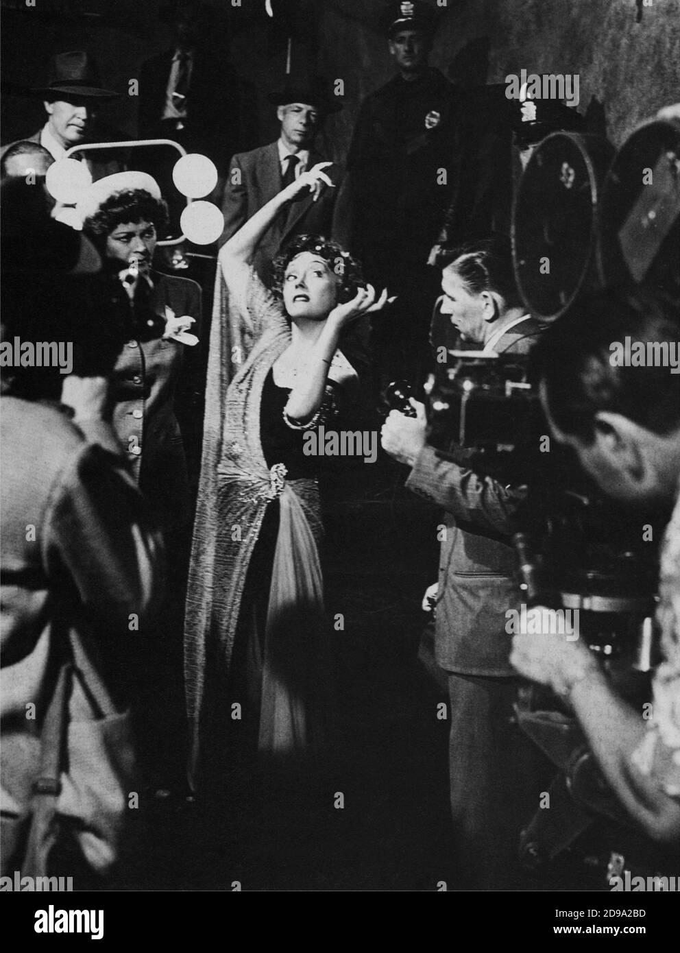 1951 : l'actrice Gloria SWANSON ( Chicago 1898 - New York 1983 ) comme Norma Desmond dans SUNSET BOULEVARD ( Viale del Tramonto ) par Billy Wilder, costume par Edith HEAD , Paramount pubblicity encore - FILM - CINÉMA - atrice cinematografica - VAMP - spalla - spalle - épaule - épaules - DIVA - DIVINA - DIVIN - Hollywood sur Hollywood - assassina - tueur - Salomè - voile - velo - mani - mains - danza - danse - imbécile - Mad - pazza - pazzo - matto - malato di mente --- Archivio GBB Banque D'Images