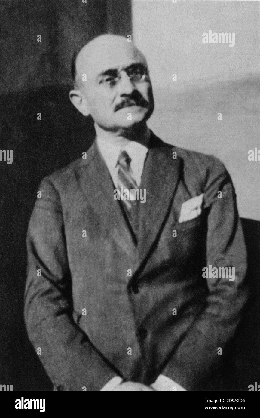 1928 , ITALIE : Le dramaturge italien V. TOCCI ( Vandregisilo Tocci ) - LETTERATO - SCRITTORE - LETTERATURA - Littérature - dramaturge - dramatiste - TEATRO - THÉÂTRE - commediografo - TEATRO - THÉÂTRE - THÉÂTRE - VANDREGISILIO - scrittore - Lens - occhiali da vista - moustache --- Archivio GBB Banque D'Images