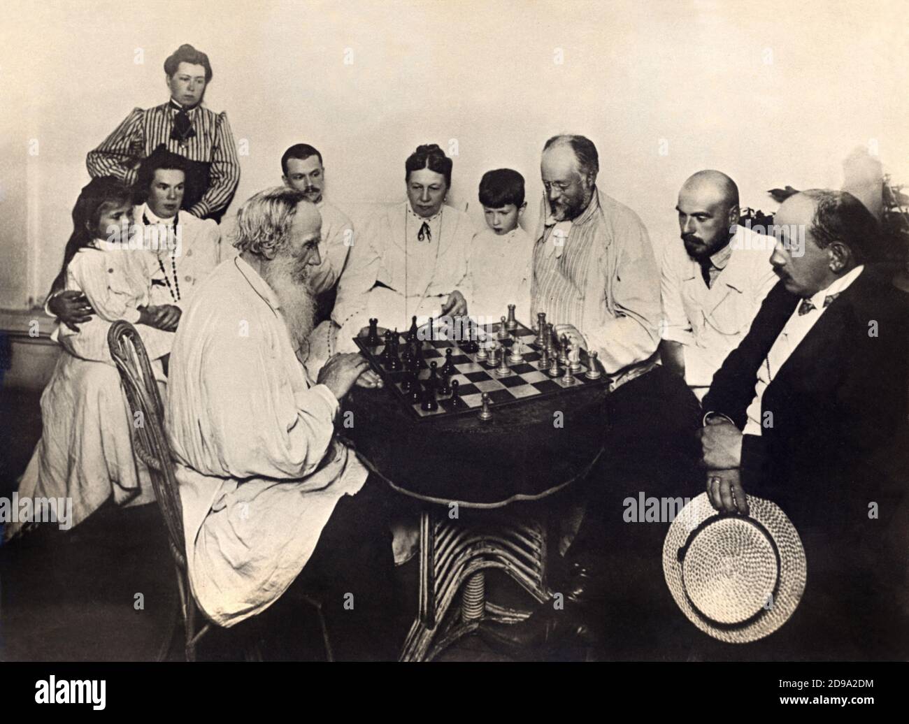 1908 , Yasnaya Polyana , RUSSIE : le célèbre écrivain russe comte LEO TOLSTOY ( Léone , Lev Nikolaevic , Lev Tolstoï , Tolstoj, 1828 - 1910 ) jouant aux échecs , au centre se trouve SOFIA TOLSTAYA , la femme de la plus haute famille . - PARTITA A SCACCHI - SCACCHIERA - AMICI - AMIS - GARA - PARTITA A SCACCHI - SCRITTORE - TOLSTOJ - LETTERATO - LETTERATURA - LITTÉRATURE - POÈTE - POETA - POÉSIE - POÉSIE - TOLSTOÏ - TOLSTOÏ - RUSSIE - LETTERATO - SCRITTORE - LITTÉRATURE - LETTERURA - PORTRAIT - RITRATTO - POÈTE - POETA - POÉSIE - POÉSIE - PROFILO - PROFIL - BARBE - BARBA - chapeau - cappello - profilo - profil Banque D'Images