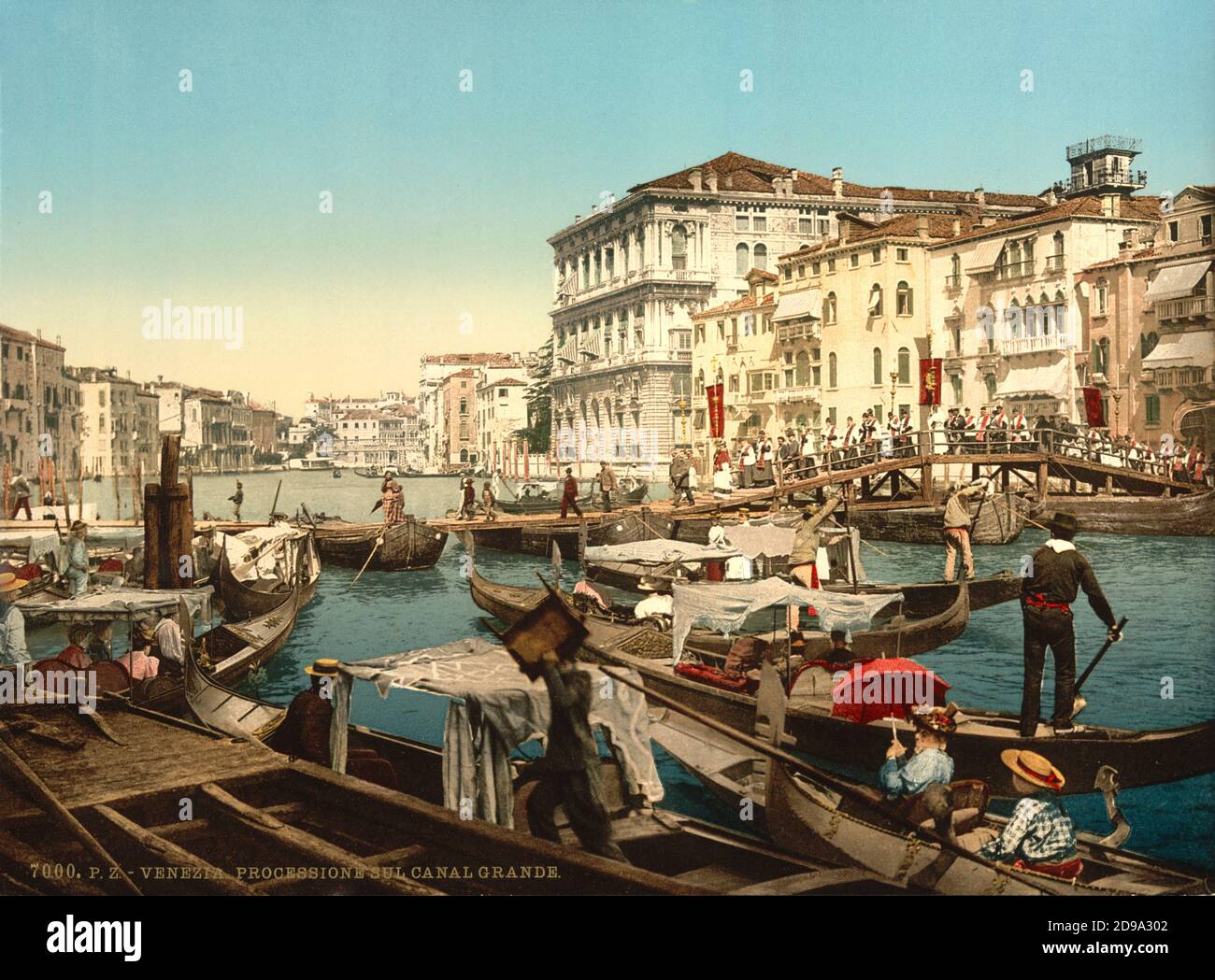 1895 environ , VENISE , ITALIE : procession religieuse sur LE GRAN CANAL en face de Santa Maria del Giglio ( CANAL GRANDE :au centre PALAZZO CORNER DELLA CA' GRANDE ), photo prise du Palazzo Venier dei Leoni . Photochrome Print Colors édité par Detroit Publishing Co. - VENISE - VÉNÉTIE - ITALIA - FOTO STORICHE - HISTOIRE - GEOGRAFIA - GÉOGRAPHIE - ARCHITETURA - ARCHITECTURE - - ARTS - ARTE - OTTOCENTO - 800 - VÉNÉTIE - mare - mer - TÉLÉCABINE - GONDOLE - BELLE EPOQUE - processione religiosa - ponte di barche --- Archivio GBB Banque D'Images