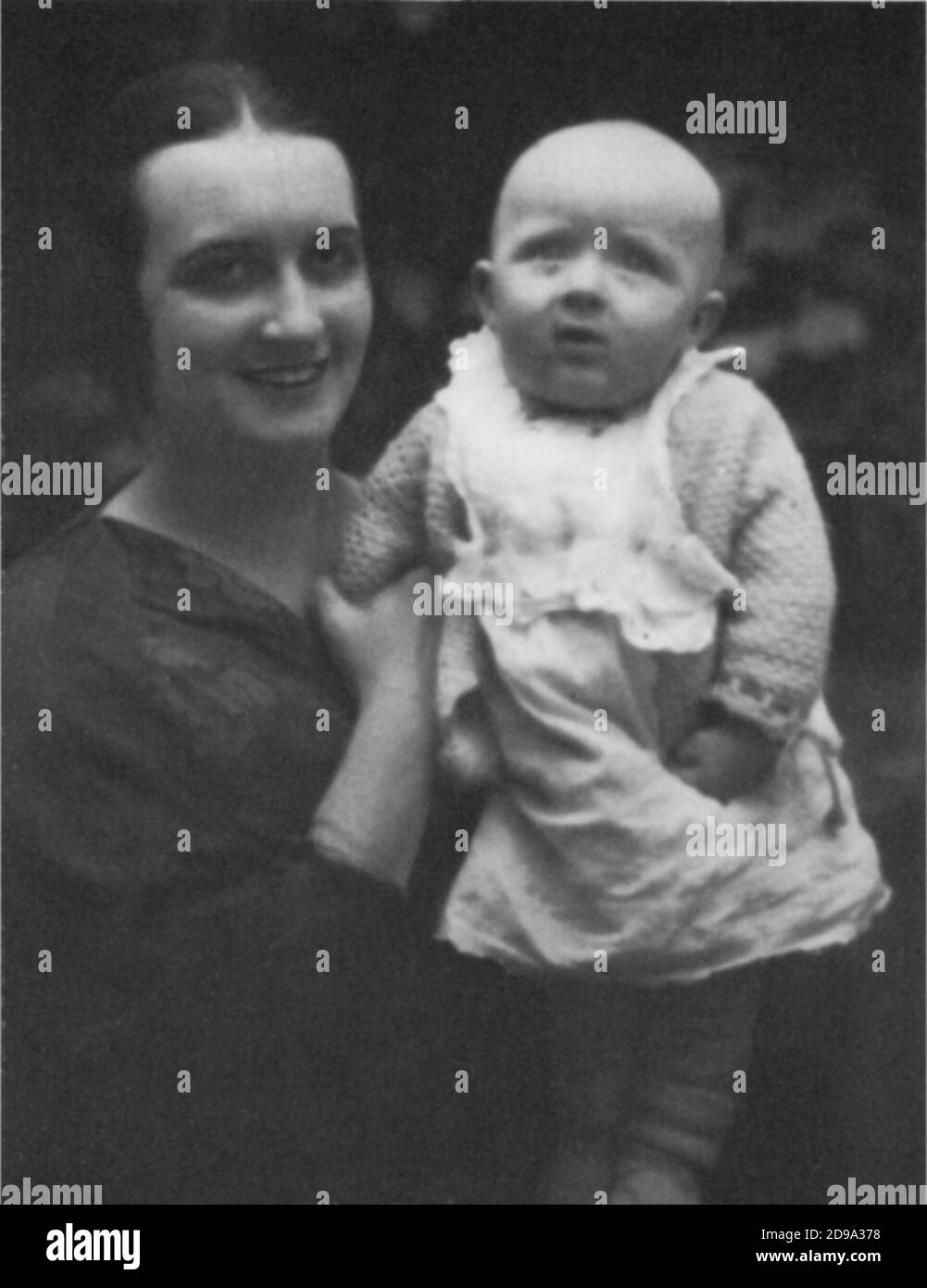 1923 , Roma , ITALIE : RAIMONDO VIANELLO ( né à Roma, le 7 mai 1922 ) , célèbre italien actormarié avec Sandra Mondaini, Avec sa mère - TELEVISIONE - TÉLÉVISION - ACTRICE - ATTORE - TEATRO LEGGERO - THÉÂTRE - mamma e figlio - personalita' da giovane - giovani - da bambini - célébrités célébrité quand était jeune --- Archivio GBB Banque D'Images