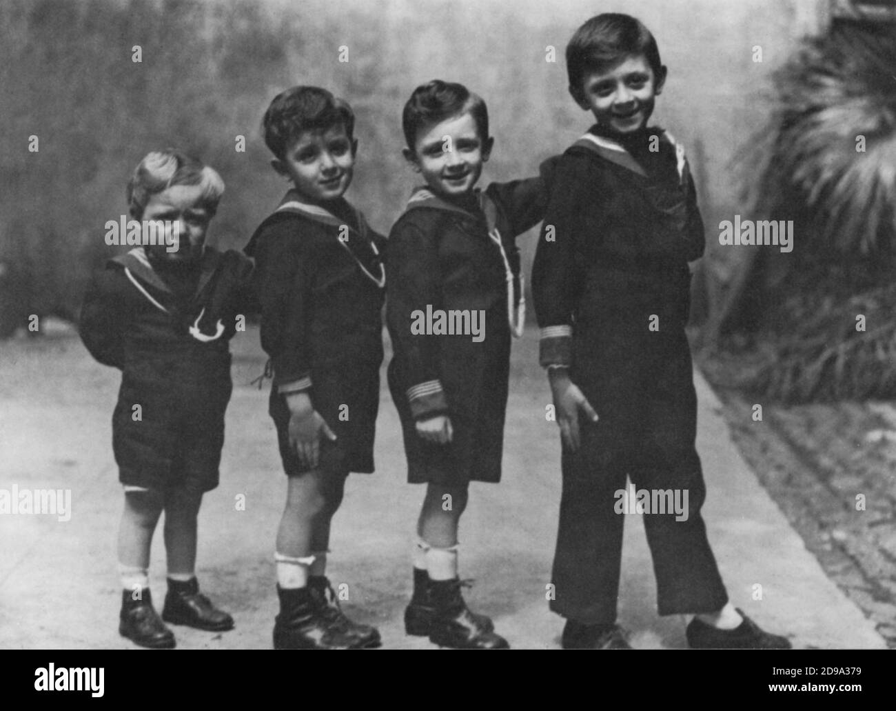 1924 CA , Roma , ITALIE : RAIMONDO VIANELLO ( né à Roma, le 7 mai 1922 ), premier de gauche , célèbre italien actormarié avec Sandra Mondaini, Avec ses 3 frères - TELEVISIONE - TÉLÉVISION - ACTRICE - ATTORE - TEATRO LEGGERO - THÉÂTRE - fratelli - personalita' da giovane - giovani - da bambini - célébrités célébrité quand était jeune --- Archivio GBB Banque D'Images