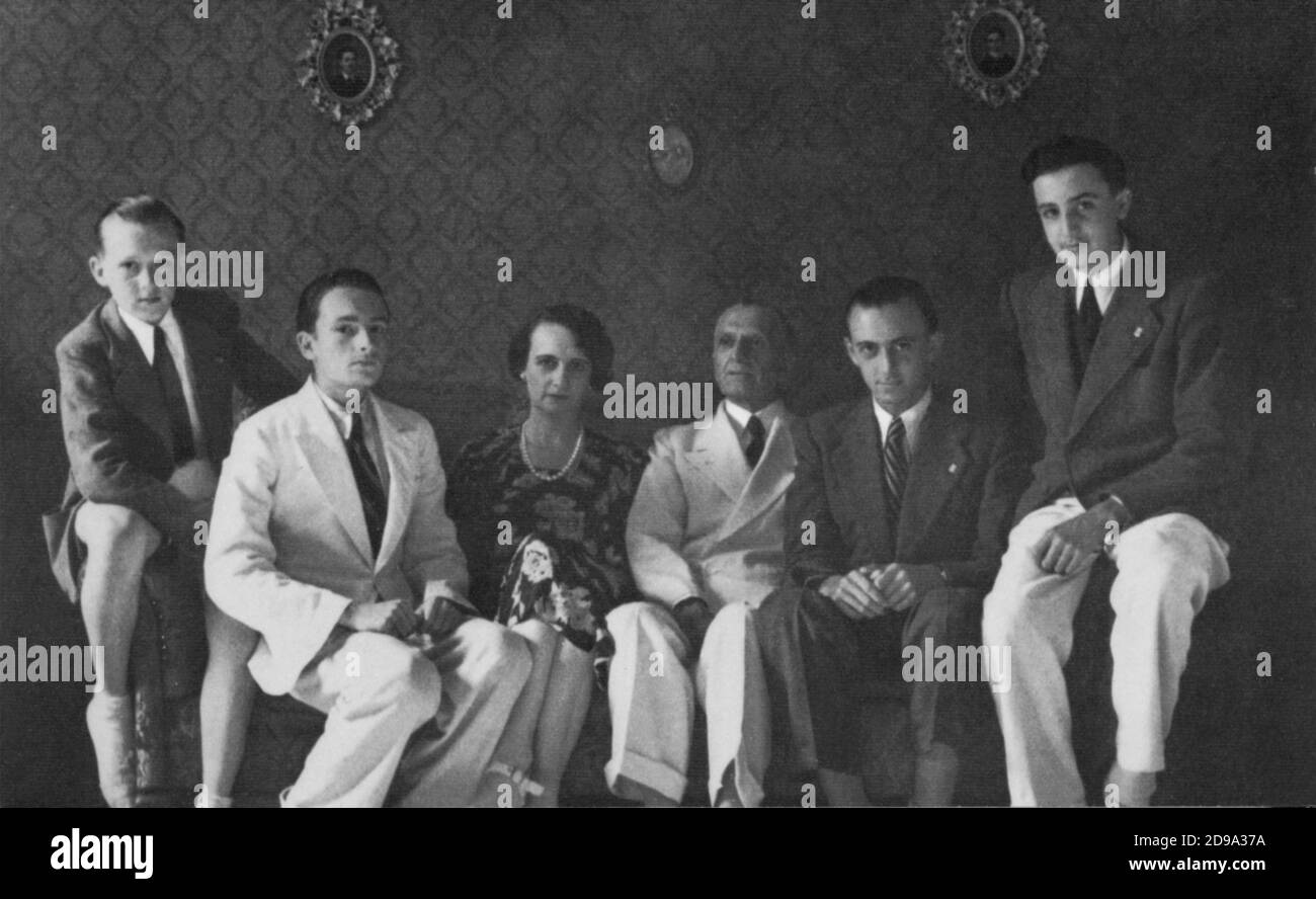 1934 CA , Roma , ITALIE : RAIMONDO VIANELLO ( né à Roma, le 7 mai 1922 ), d'abord de gauche , célèbre italien actormarié avec Sandra Mondaini, avec ses 3 frères LANFRANCO , ROBERTO et GIORGIO et parents - TELEVISIONE - TÉLÉVISION - ACTRICE - ATTORE - TEATRO LEGGERO - THÉÂTRE - fratelli - personalita' da giovane - giovani - da bambini - célébrités quand était jeune - genitori - famille - famiglia --- Archivio GBB Banque D'Images