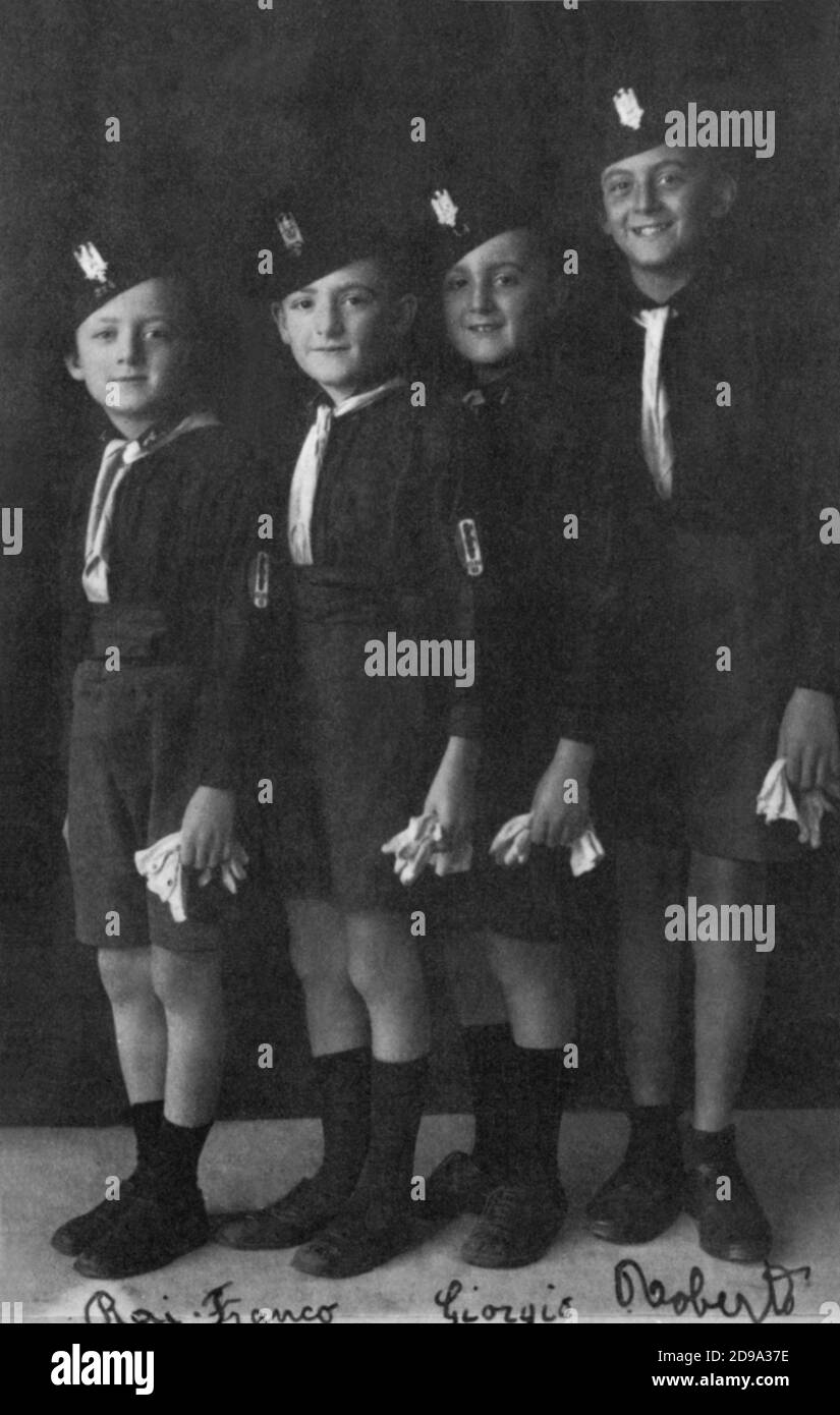 1929 CA, ITALIE : RAIMONDO VIANELLO ( né à Roma, le 7 mai 1922 ), premier de gauche , célèbre acteur italien marié avec Sandra Mondaini, avec ses 3 frères FRANCO , GIORGIO et ROBERTO vêtus de l'uniforme fasciste de BALILLA - TELEVISIONE - TÉLÉVISION - ACTEUR - ATTORE - TEATRO LEGGERO - THÉÂTRE - fratelli - personalita' da giovane - giovani - da bambini - célébrités quand était jeune - FASCISMO - FASCISME - FASCISTA - FASCISTE ---- Archivio GBB Banque D'Images