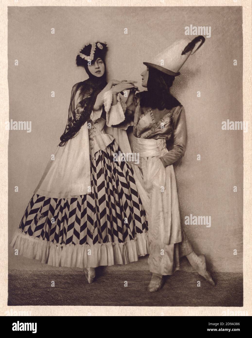 1920 CA , Munchen , ALLEMAGNE : la danseuse exotique JOACHIM Von SEEWITZ ( 1891 - 1966 ) avec partenaire ballerina LO HESSE . Né Joachim von Brusewitz à Karlsruhe ( Bade-Wurtemberg , Allemagne ) d'une ancienne famille noble militaire . Il a commencé sa carrière de danse en 1913 à Munich . En 1919, le célèbre compositeur de musique Richard Strauss a préconisé l'obligation de Seewitz et de son partenaire de danse Lo Hesse ( 1889 - 1983 ) au Théâtre national de l'Opéra de Vienne. Les deux ont opté pour une visite de l'Amérique du Sud mais il a feinfusé l'offre. Au lieu de cela, il est allé à Berlin en effectuant des danses expressionnistes entre les guerres . En 19 Banque D'Images