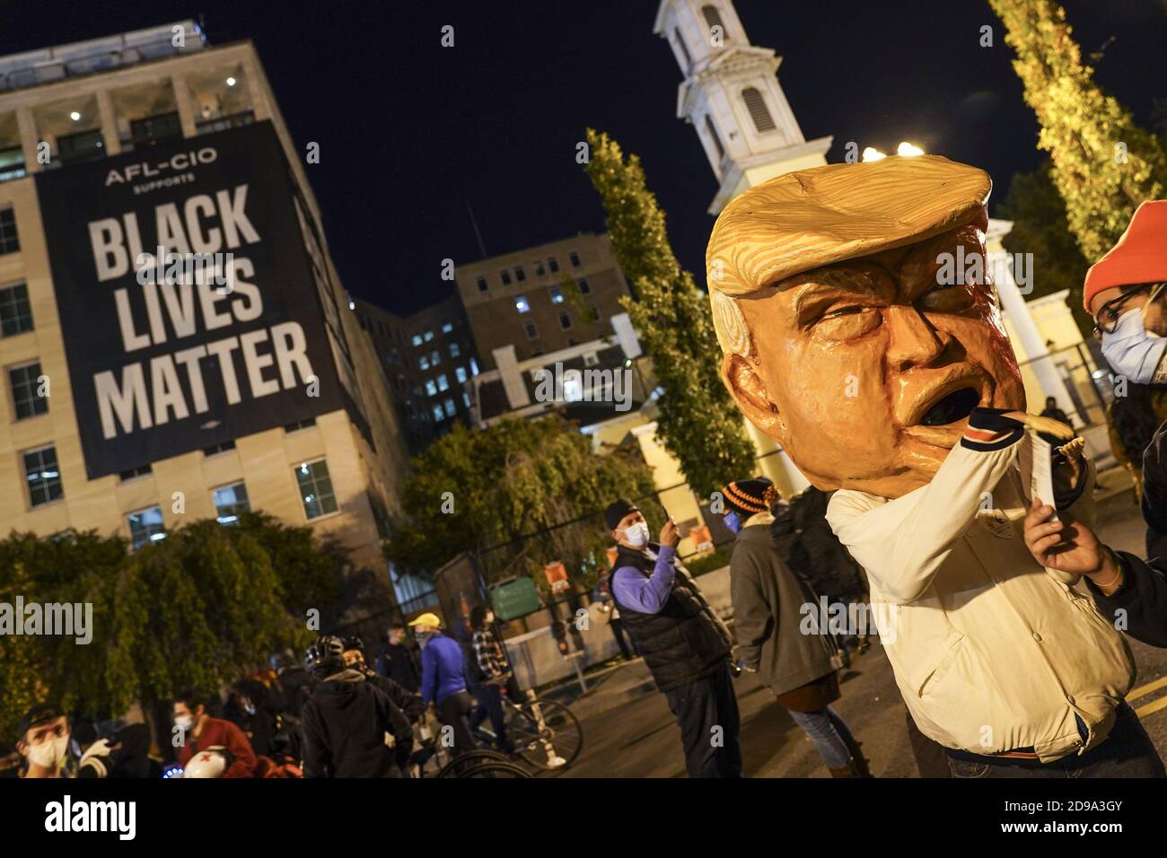 Washington, États-Unis. 03ème novembre 2020. Un homme en costume de Donald Trump traverse Black Lives Matter Plaza à Washington DC le mardi 3 novembre 2020. Alors que les premiers résultats montrent le candidat démocrate Joe Biden à la tête du président Donald Trump, les résultats pourraient prendre plusieurs jours. Photo de Leigh Vogel/UPI crédit: UPI/Alay Live News Banque D'Images