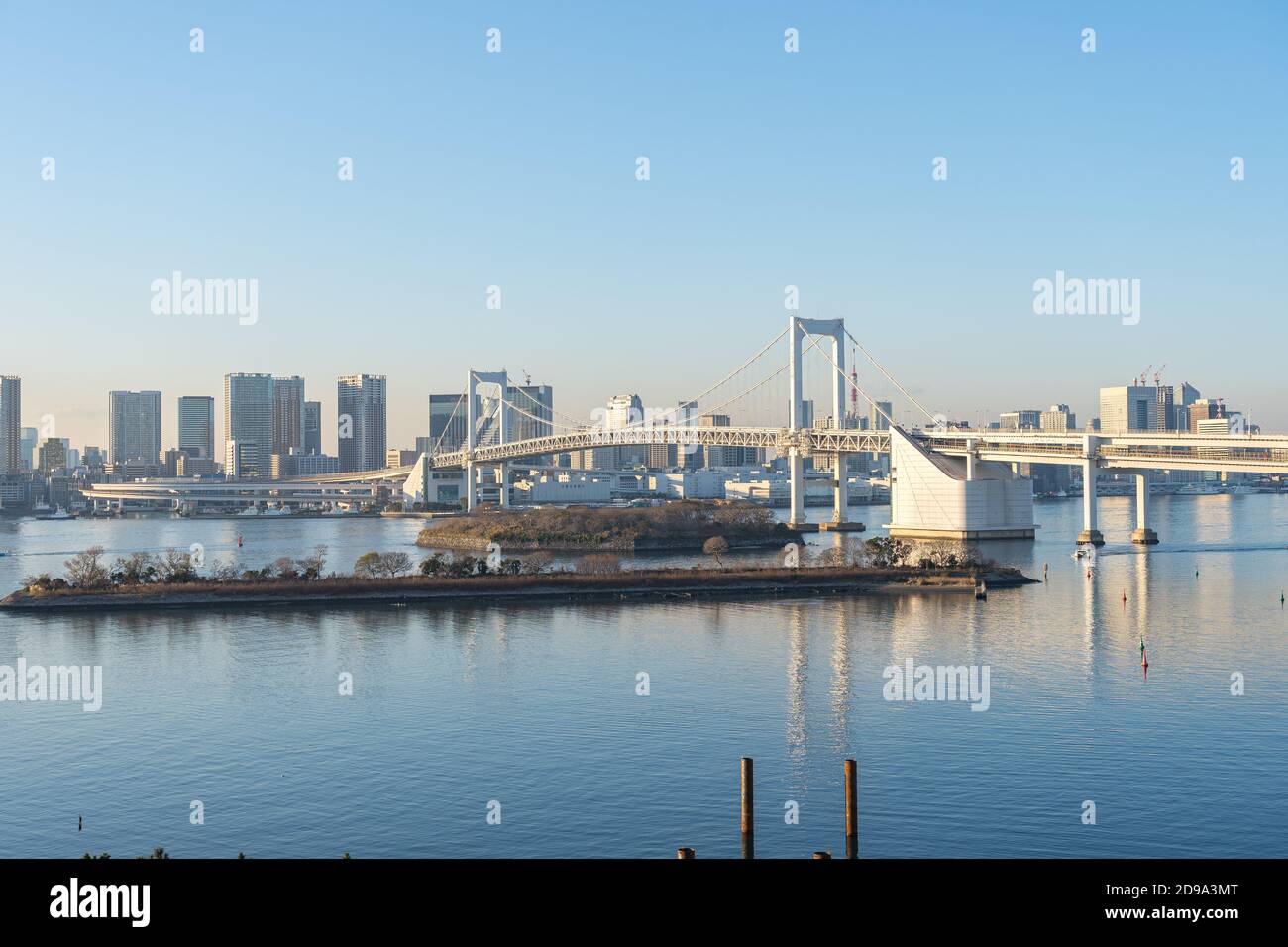 Baie de Tokyo avec vue sur le pont Rainbow dans la ville de Tokyo, Japon. Banque D'Images