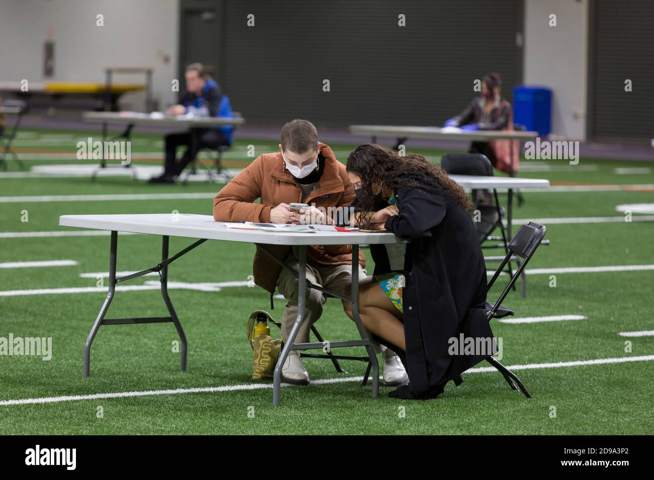 Seattle, Washington, États-Unis. 3 novembre 2020. Les électeurs remplissent leur bulletin le jour de l'élection au centre de vote de l'Université de Washington. Crédit : Paul Christian Gordon/Alay Live News Banque D'Images