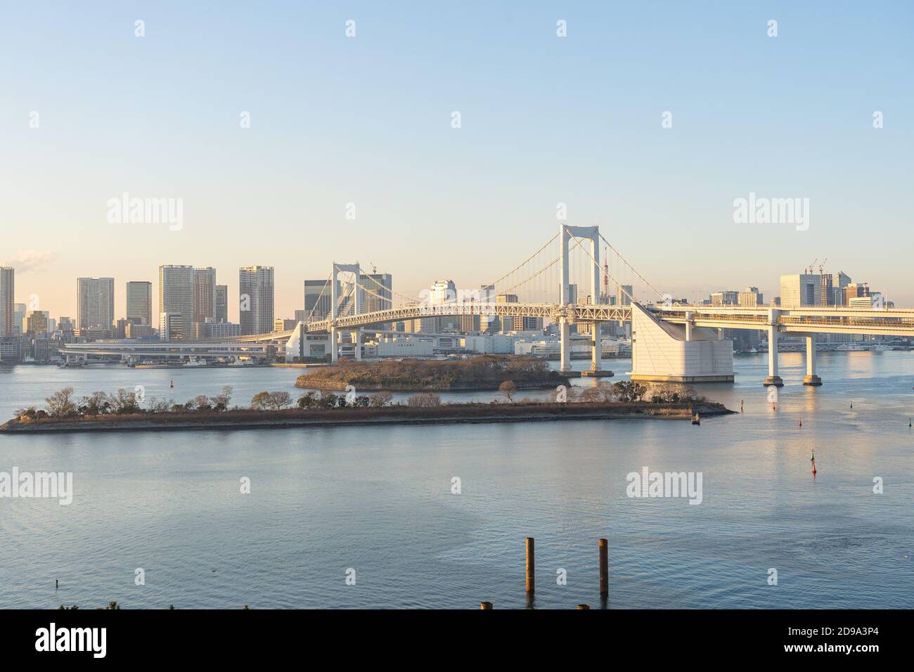 Vue sur le pont Rainbow depuis Odaiba dans la ville de Tokyo, Japon. Banque D'Images
